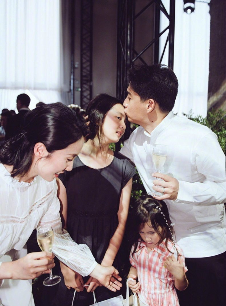 多妹害怕走秀多多暖心安慰,黄磊孙莉亲吻女儿