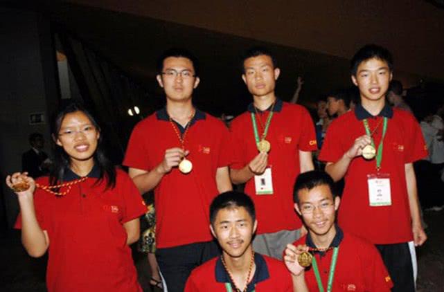 他是数学天才，被保送进入北京大学，清华大学也抢着要他