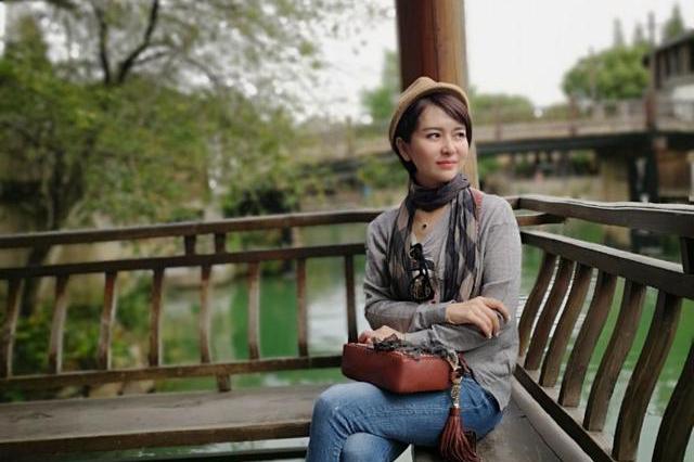 黎兵带队27场不败创历史,48岁歌星妻子甘萍欢乐出游,女儿14岁