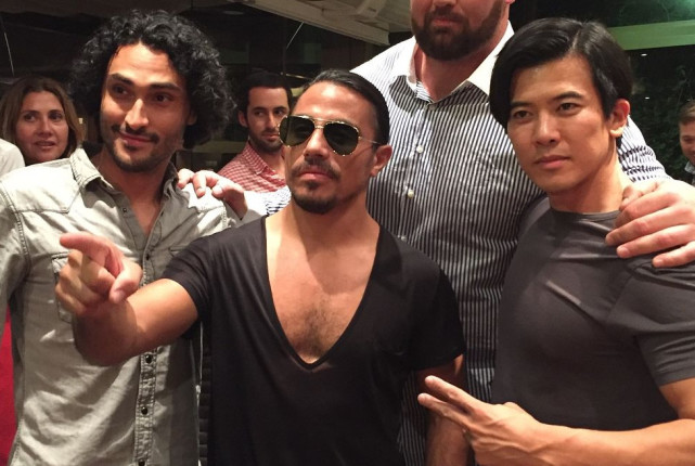 抖音胡椒哥爆红,比撒盐哥骚气百倍,这兰花指