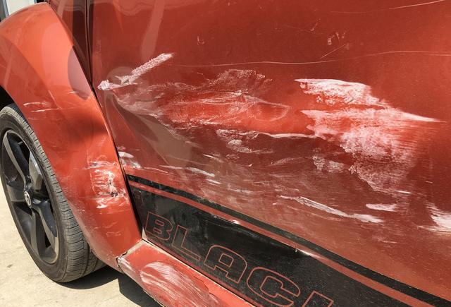 可爱的女司机，将甲壳虫剐蹭成了这样，死的心都有了