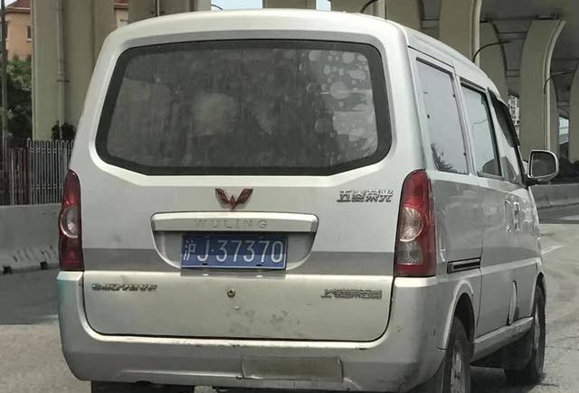 在上海郊区到遇一辆五菱宏光挂着沪牌，这车回头率完爆豪车迈巴赫