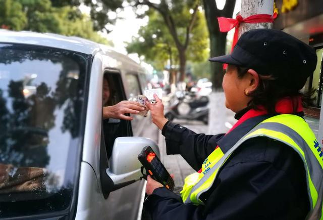 浙江仙居:用智能收费 破解停车难