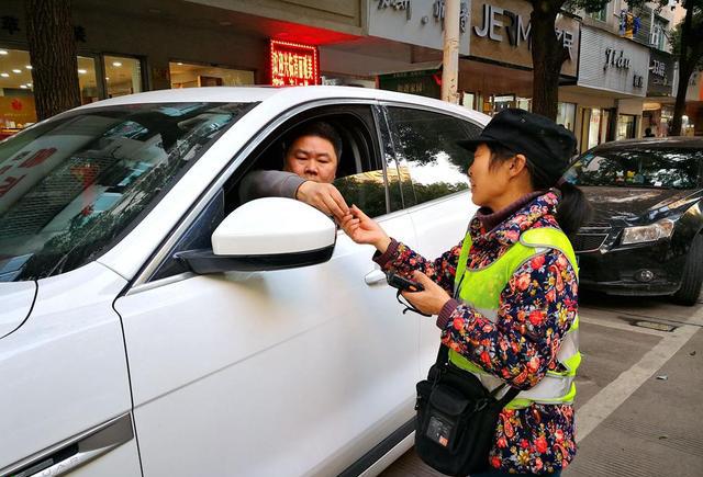 浙江仙居:用智能收费 破解停车难