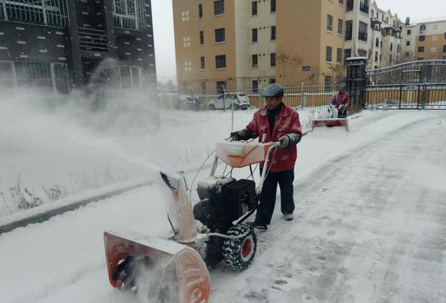 工具小到铁锹,大到扫雪车,为的都是城市的出行安全和美观.