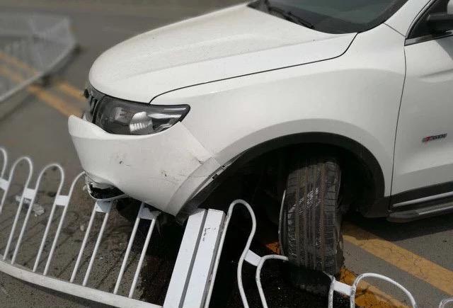 10万块的国产SUV碰了路边的护栏，大家看看质量可靠吗？