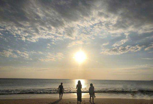 selina发文感慨全家出游 夕阳沙滩幸福感爆棚