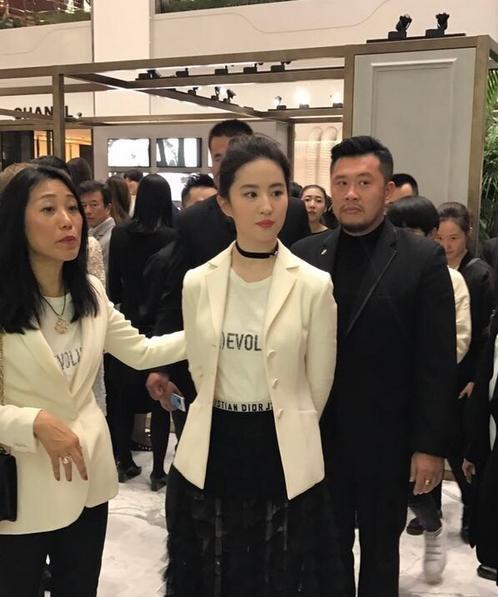 刘亦菲被路人拍照和官方照片对比 网友表示不是活在精修图里