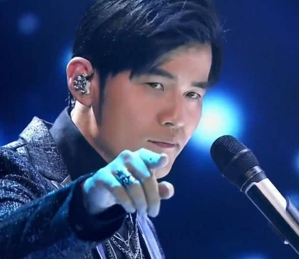 男歌迷表白周杰伦 把周杰伦羞得摸耳朵思考