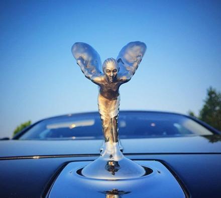 从桑塔纳到劳斯莱斯用车感受，一把雨伞就要4万，车顶踩着很结实