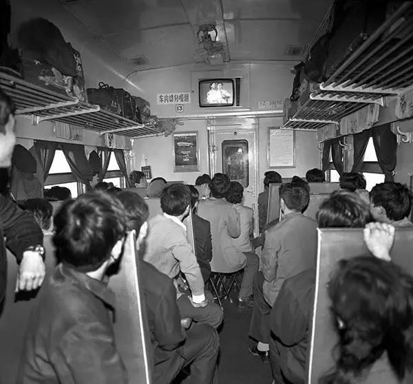 1980年代中国火车老照片, 还有多少人记得那时候坐火车什么样