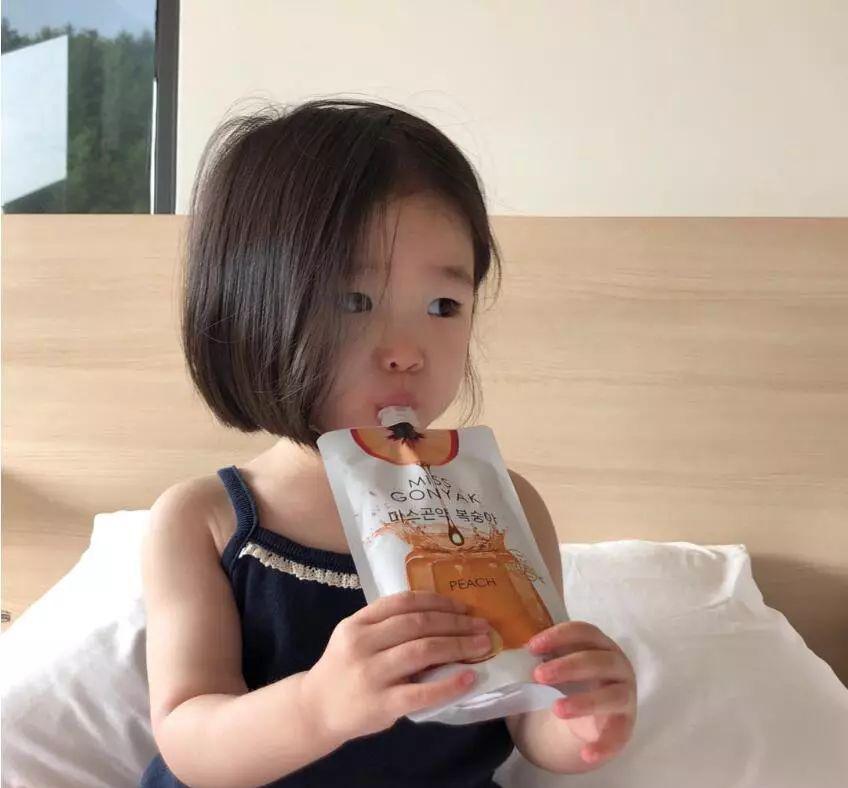 圆圆的脸蛋加上齐耳的短发,显得更加可爱了.
