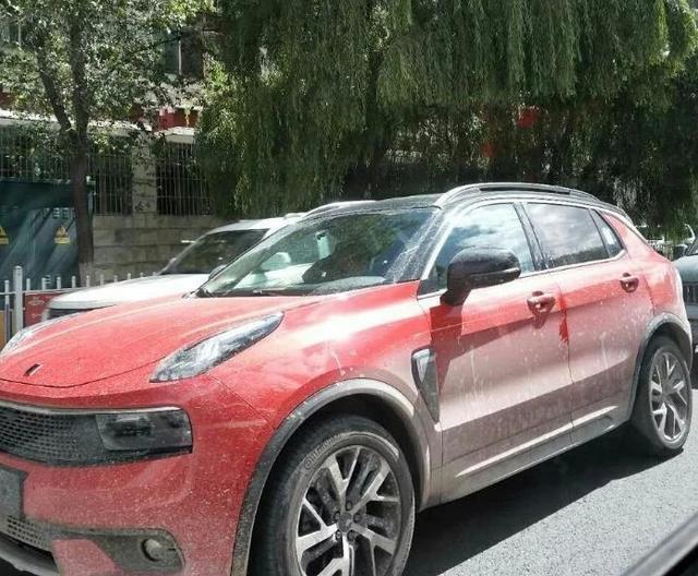 宝马被众泰超了车，看到众泰的车标后宝马车主却说服气了！