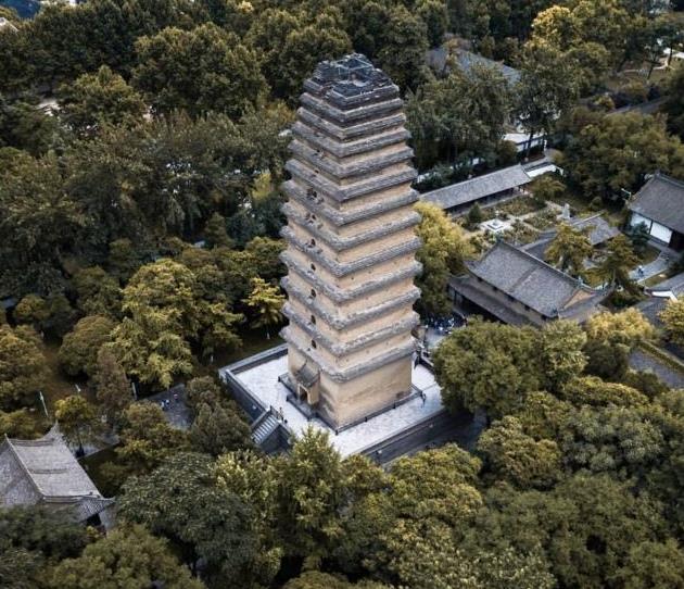 小雁塔宗教颜色不如大慈恩寺大雁塔浓厚,少了些善男信女,倒多了几分