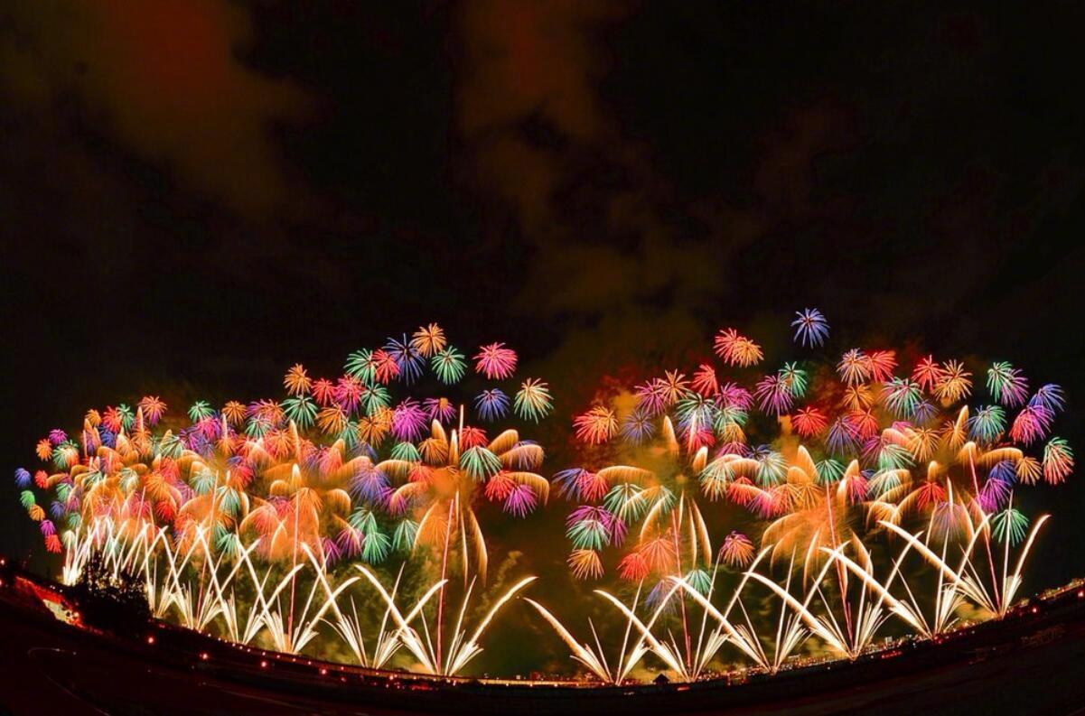 推上网友们记录下的日本长冈花火大会的盛景夜空下烟花绽放