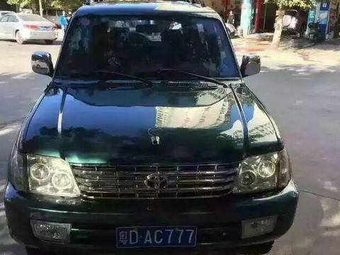 这辆陆巡已经有的十几年车龄但还卖十几万