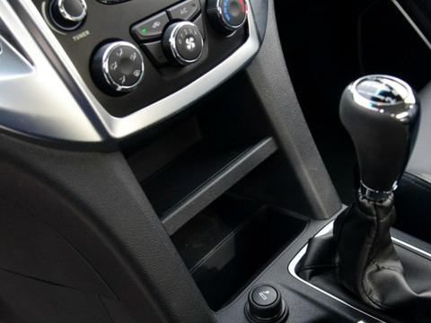 江铃域虎全黑的内饰更显大气，5挡手动变速箱足够用