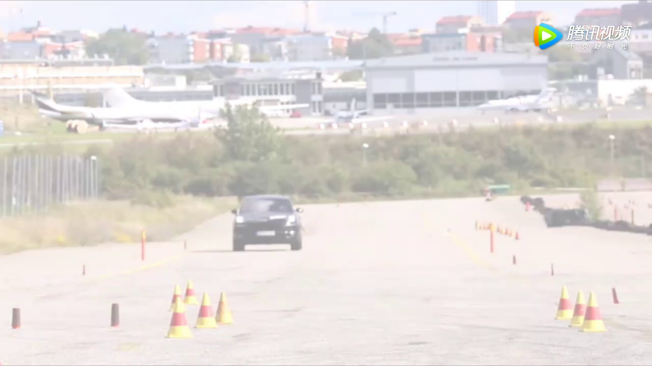 真保时捷装了个假音响，车主要求赔240万，经销商：2万加终生保养