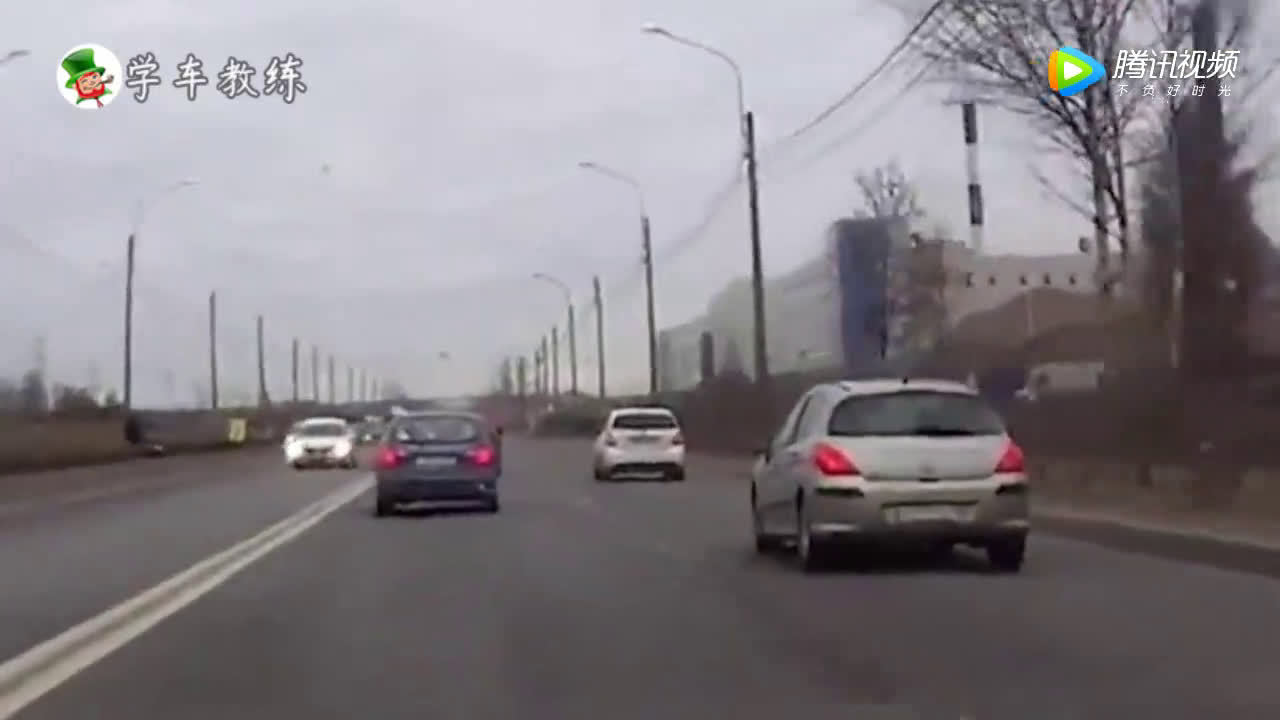 10多辆电动车在等红灯，30秒后等来的却是死神！  ​