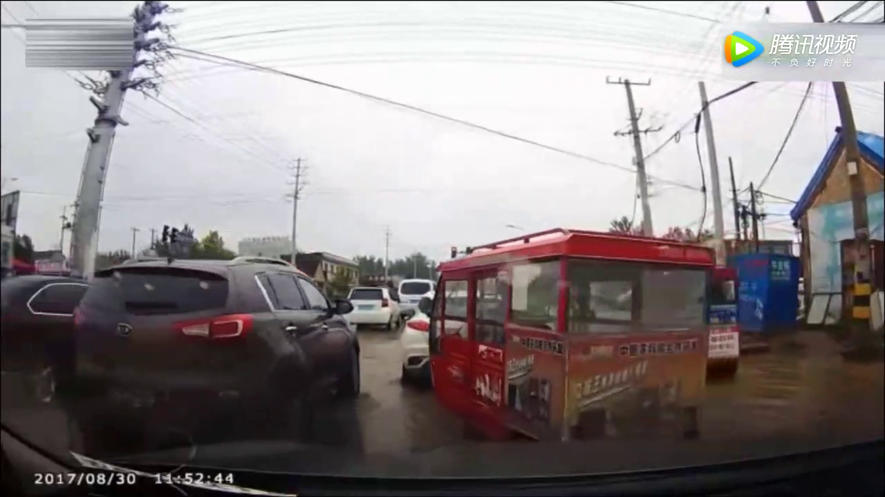 电动车在马路随意穿行，害人害己！