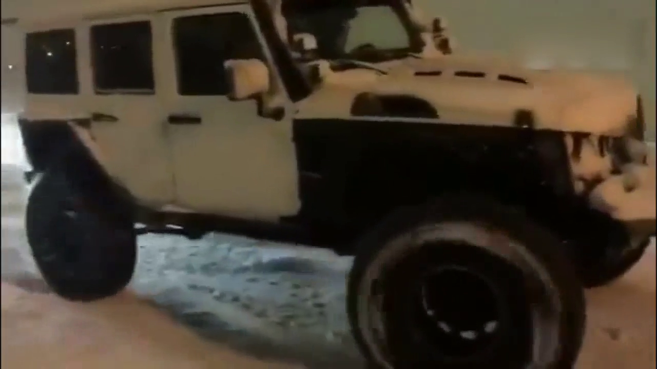 三台牧马雪地接力施救一辆卡车，硬气