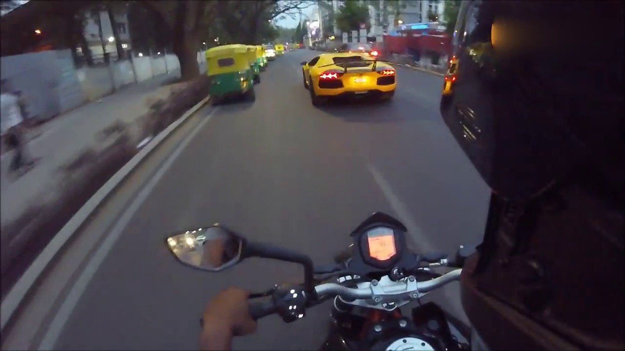 穷追不舍 当机车党看见超级跑车大牛上路