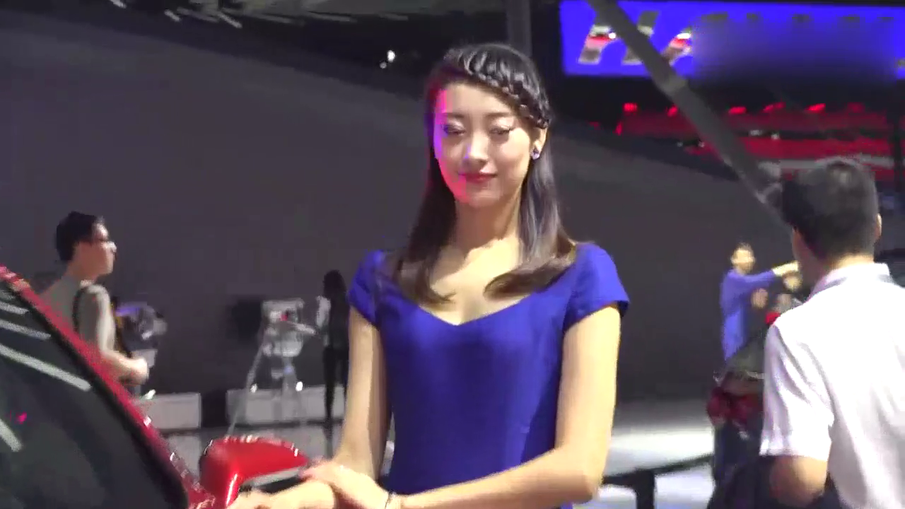 广州车展车模引起围观，网友：太美了！