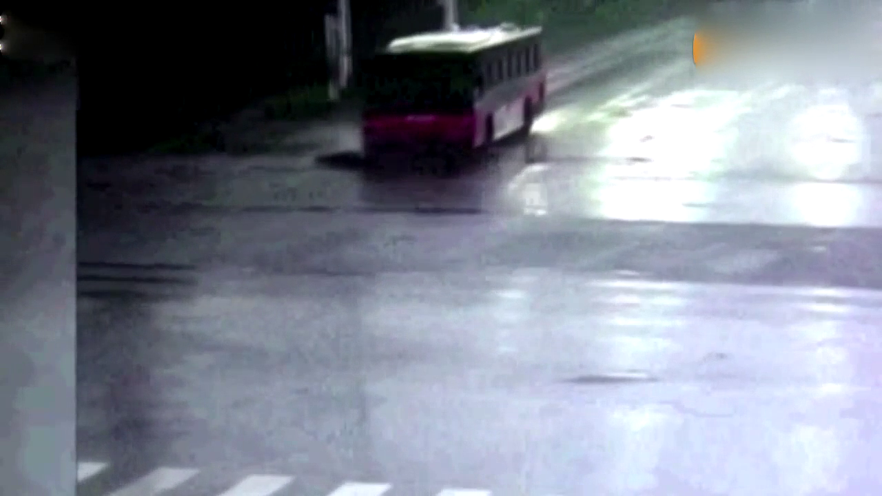 穿着雨衣视线受阻，电动车还敢闯红灯，付出了生命的代价