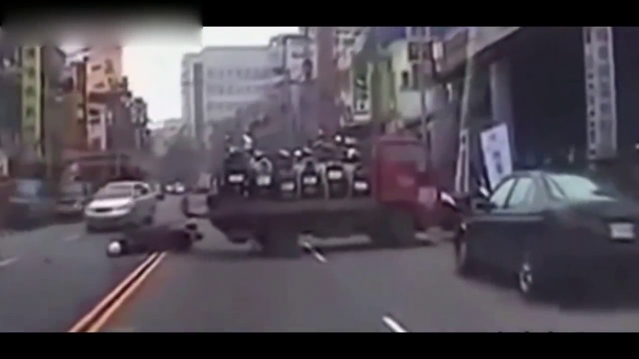 前面复杂路况，电动车越过双黄线硬往大货车旁边挤，当场命丧车轮