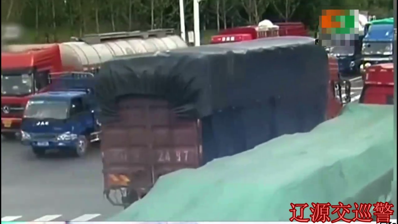 他骑电动车直行，被右转弯的搅拌无情地卷入车底！