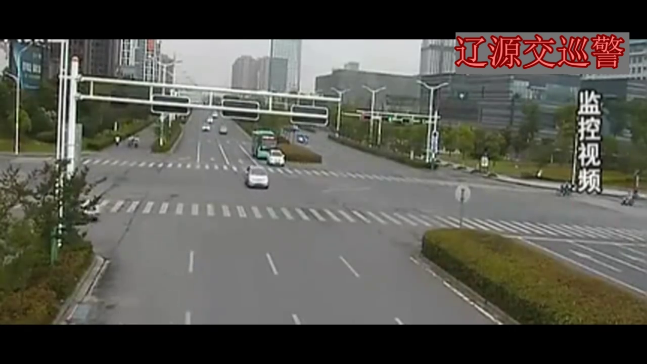 他骑电动车闯红灯被撞　空翻两圈半重摔在地上，重伤的代价呀！