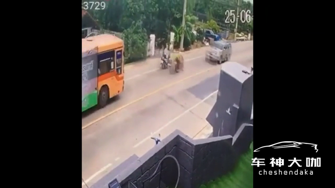 公交逆行，倒霉电动车被“夹心”，现场惨不忍睹