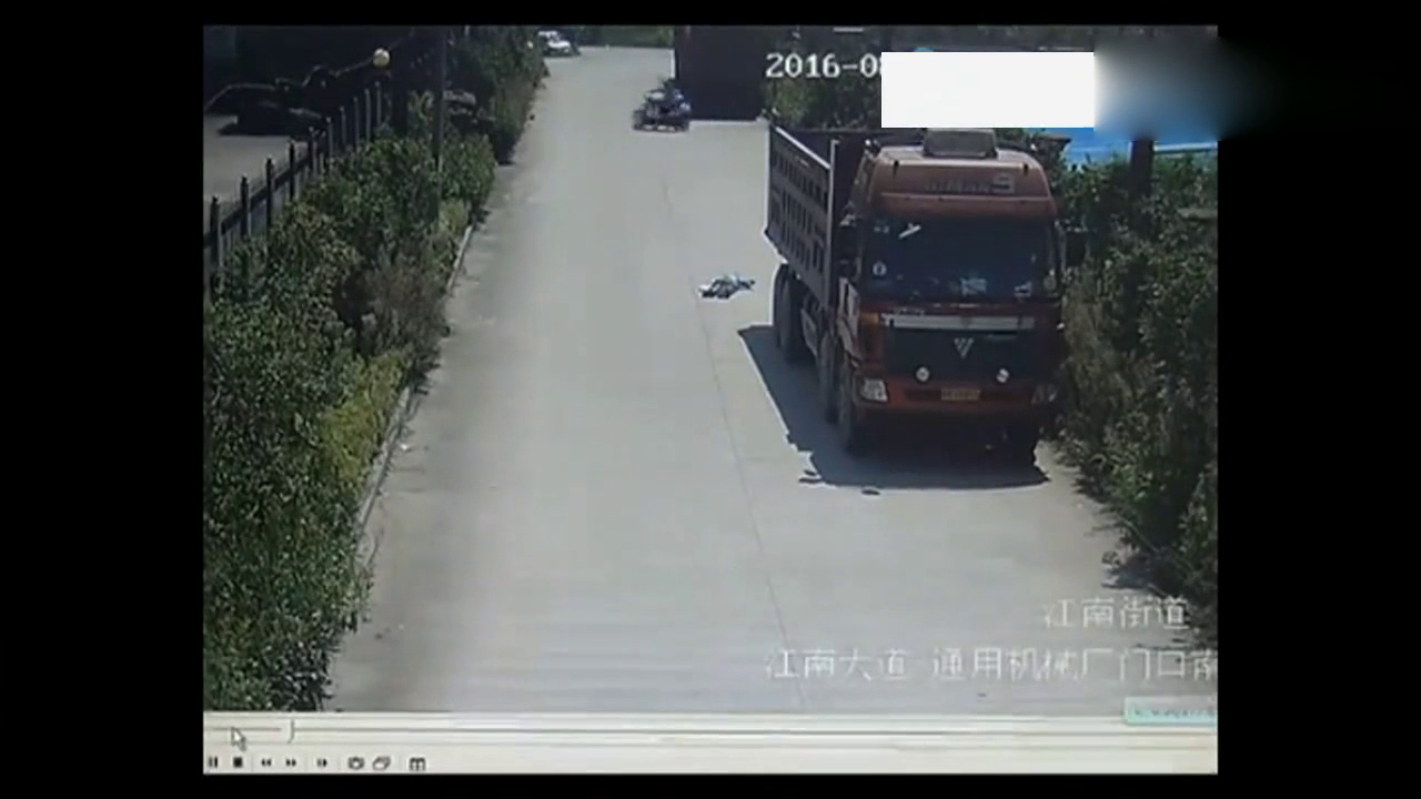 老人晕倒在烈日下，电动车男子伸出援手，监控拍下这暖心的一幕