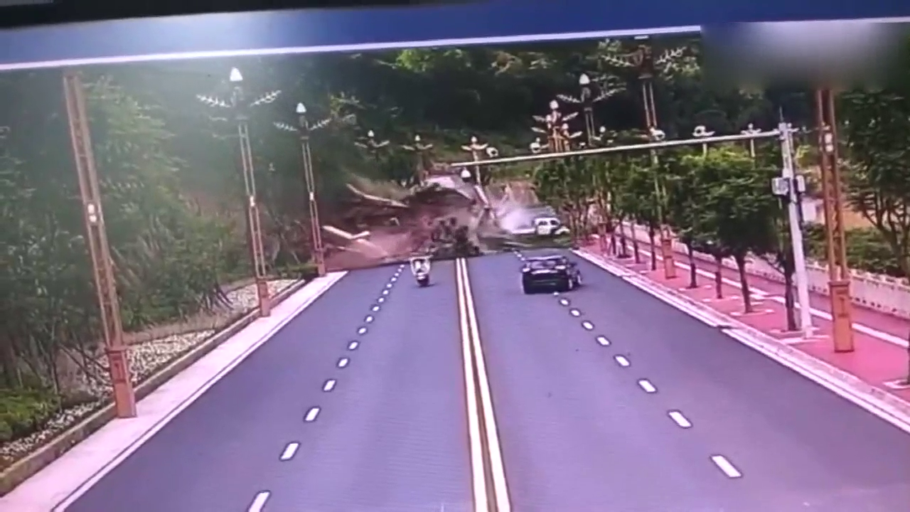 道路突然塌方，货车被直接“活埋”，电动车直言：死里逃生