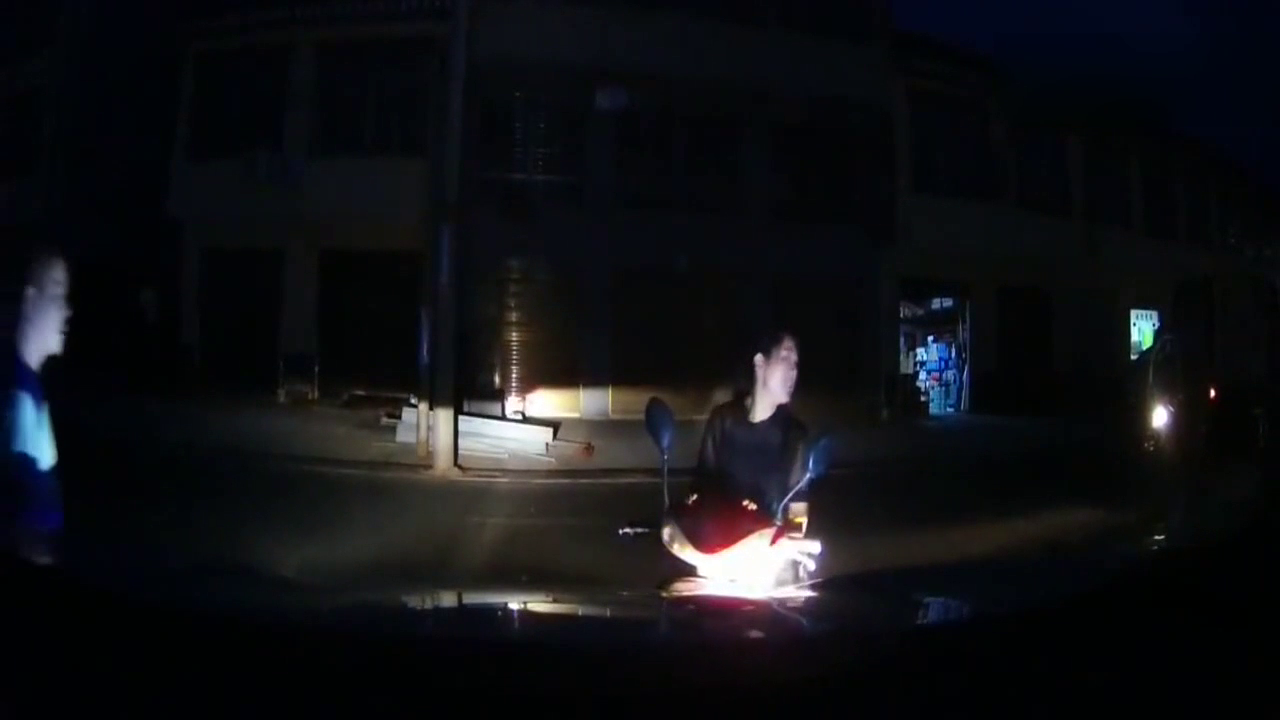 话说这电动车女司机是不是到更年期了 给跪