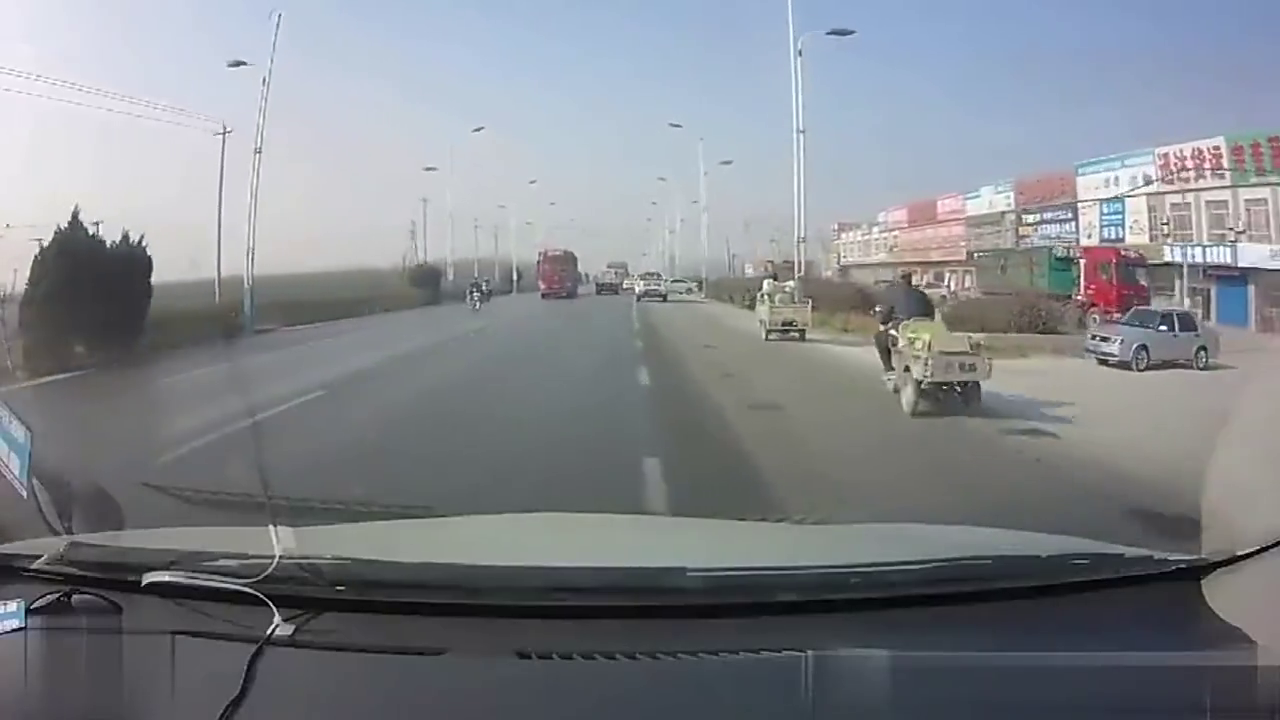 大货为躲避电动车险些将视频车截杀，监控拍下惊险瞬间