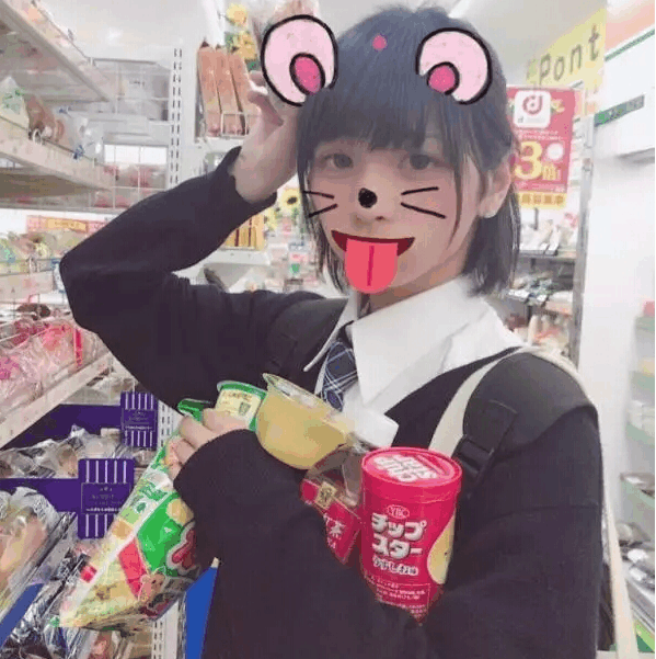 这个男生长相清秀像女孩子, 走在街上被人追求