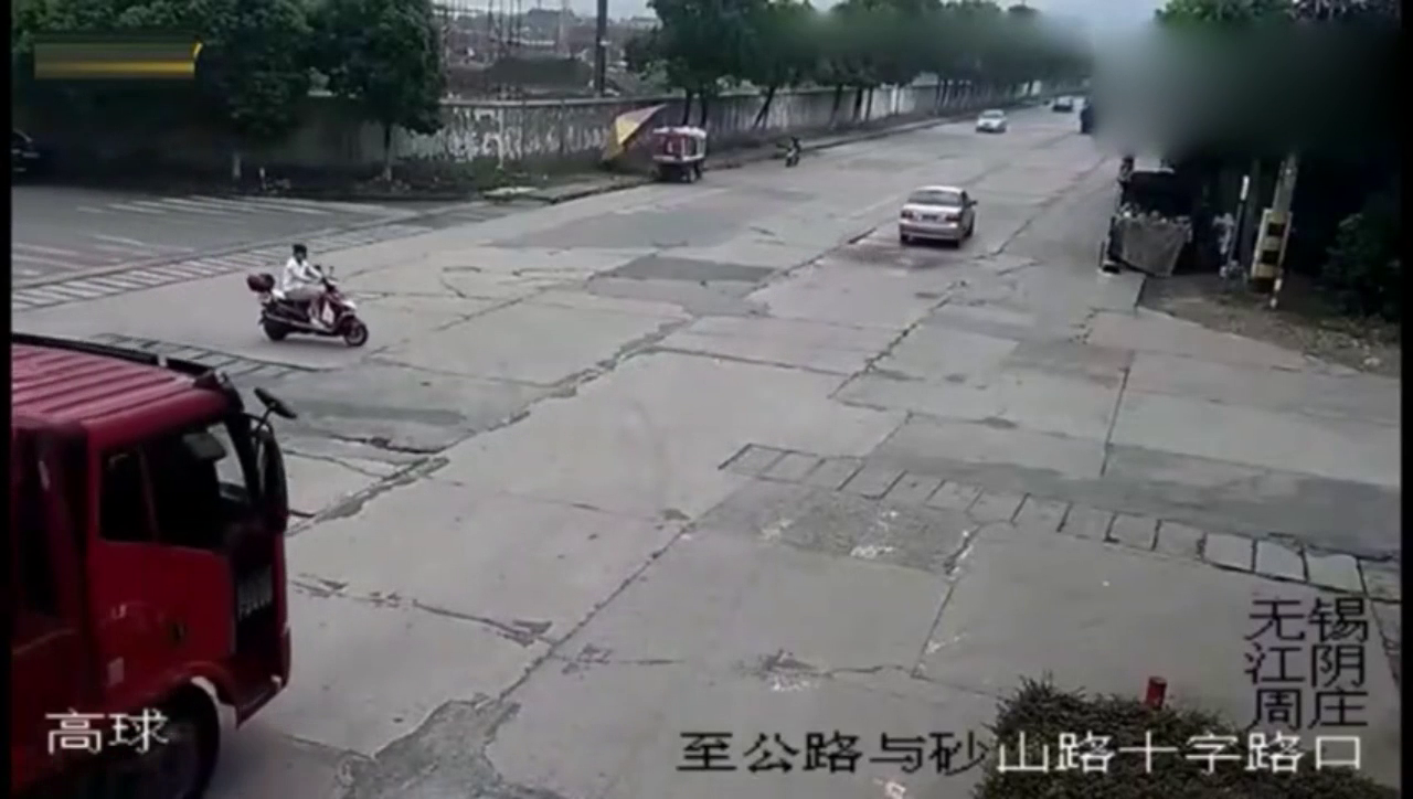 女子骑电动车闯红灯，大货车饶她不是，谁知该来的还是来了！