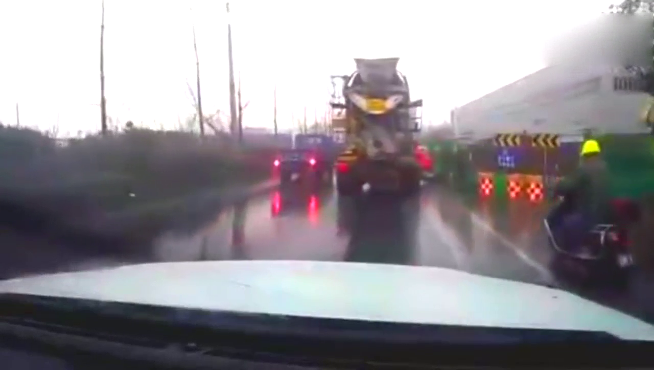 下雨天电动车在大货车旁行驶，后车记录仪拍下惨绝人寰一幕！