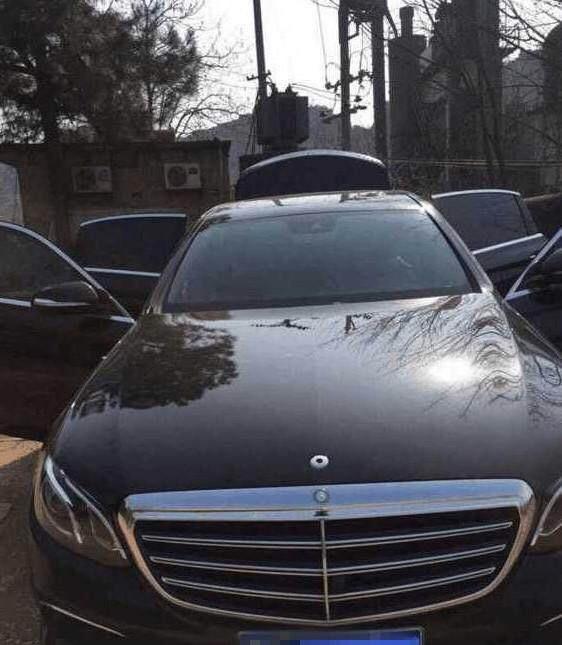 提奔驰E300L车标被偷，4S店车标报价让车主无法接受