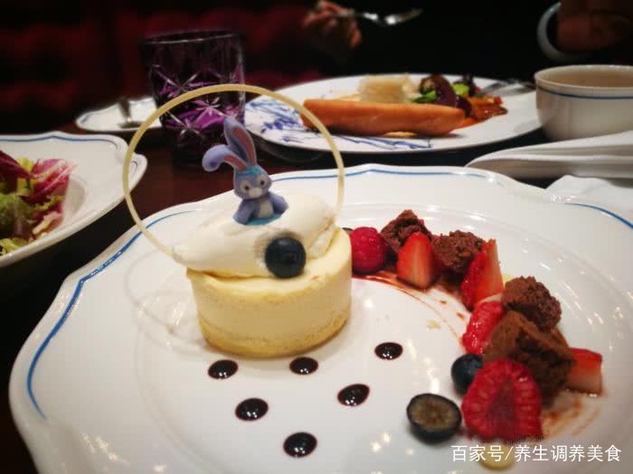 上海迪士尼吃一顿体面的饭要多少钱？算完之后网友表示吃不起
