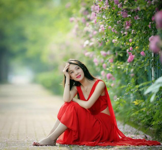 街头美女赤脚走路图片