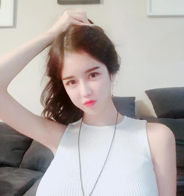 韩国女神李秀彬,展现视觉冲击,网友：不符合比例的超完美身材