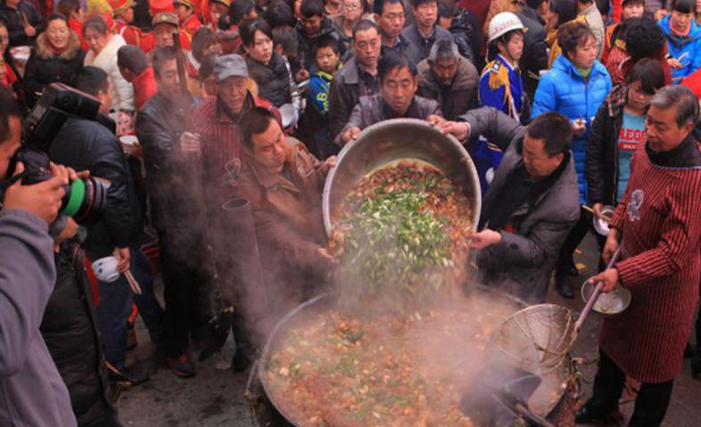 农村吃大锅饭的场景历历在目, 现在越来越少, 你吃过吗?