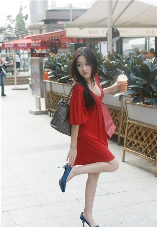 轻熟美女的打扮真实知性又性感,充满了女人味,真实
