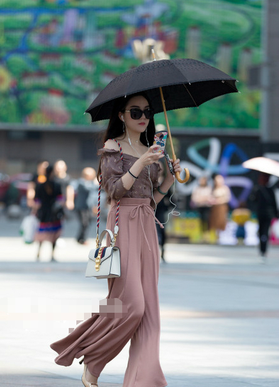 街拍,图1丰满,图5比基尼装性感,图6的极品美女让人欲
