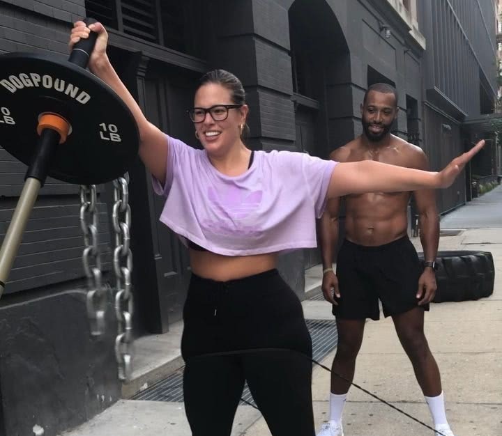 190斤超模米兰走秀,穿豹纹裙展示强大气场,网