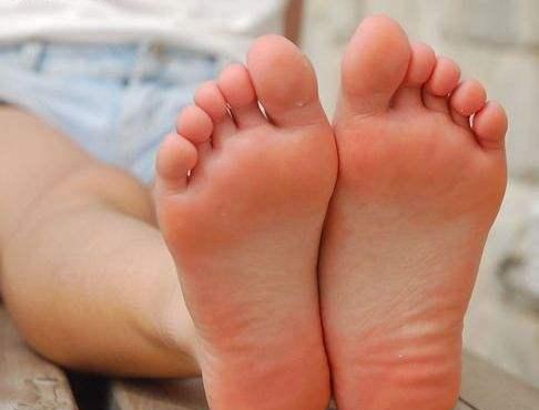 孕妇孕期脚底板疼怎么处理?