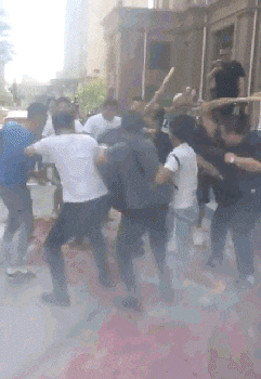 爆笑gif: 妹子, 你确定打气筒可以为轮胎打气