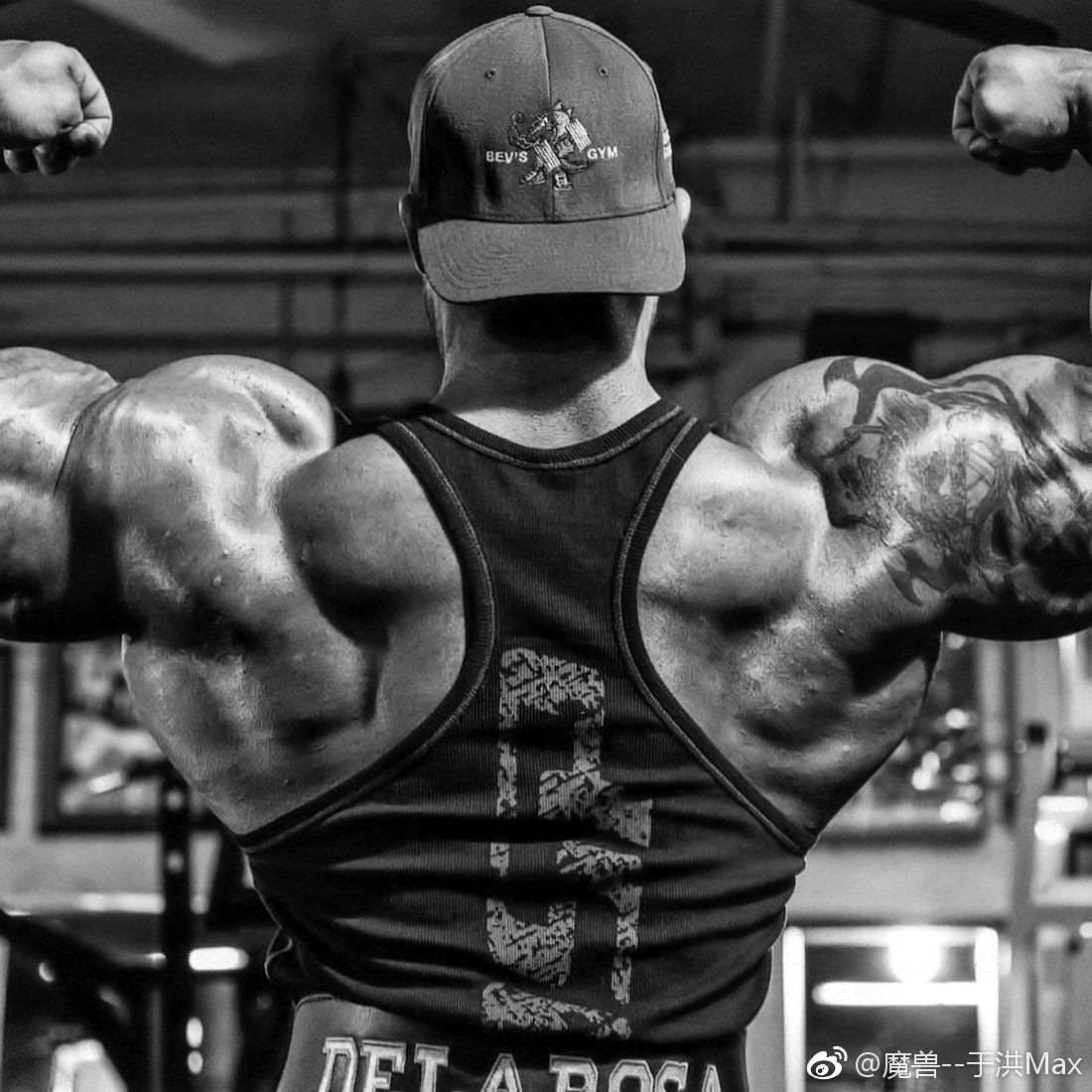 用硬拉练背,注意不能经常使用超过最大负重90